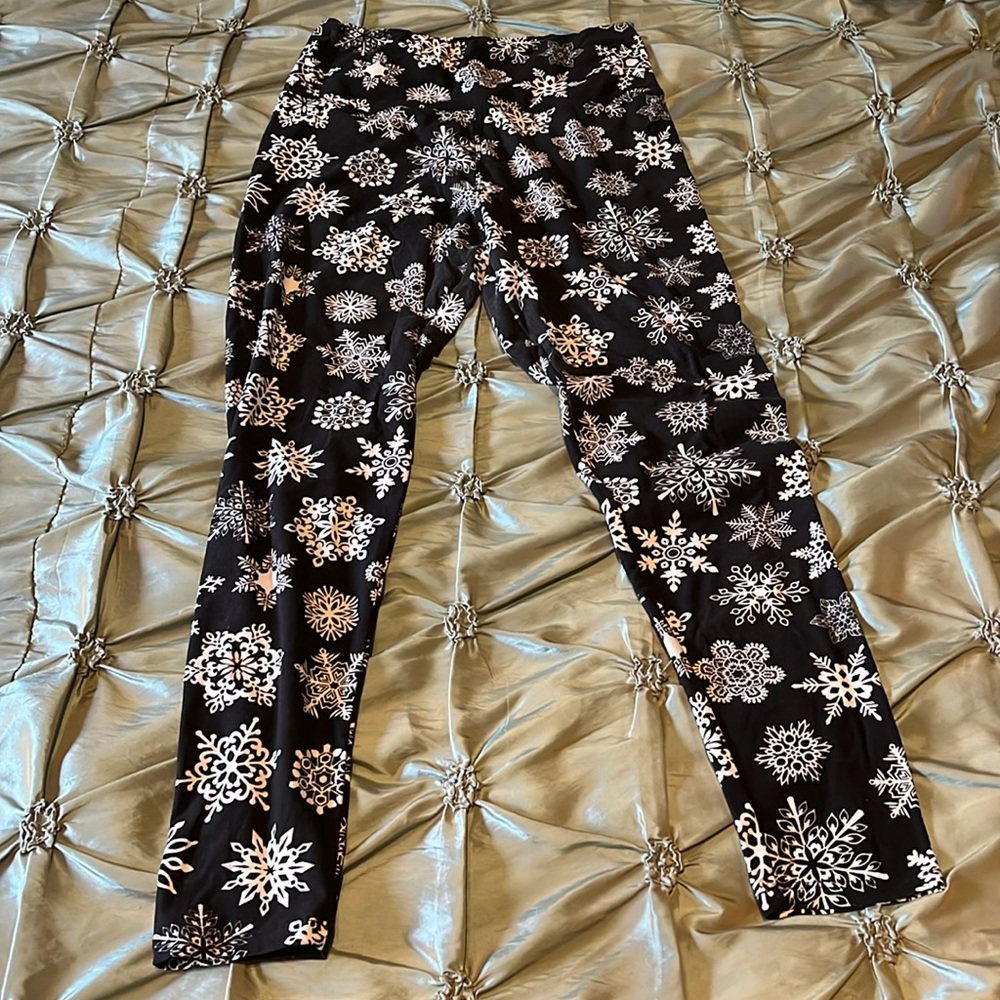 XL frosty snowflake leggings.